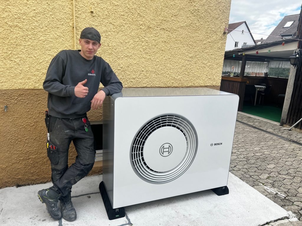 Bosch Wärmepumpe Außeneinheit auf Gummipuffer Dämpfungssockel mit Auszubildendem