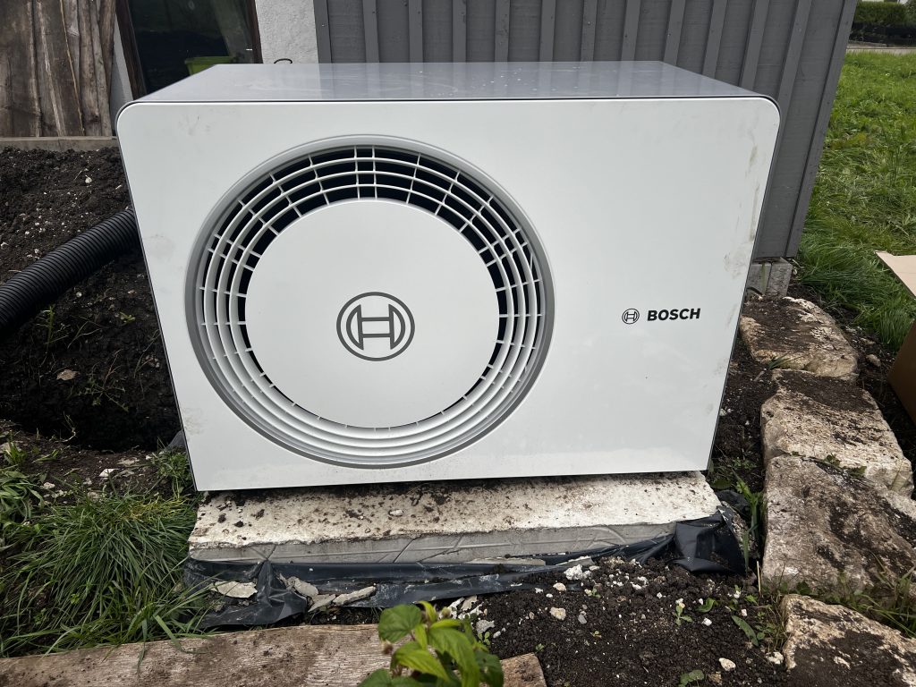 Wärmepumpen-Außeneinheit auf Fundament