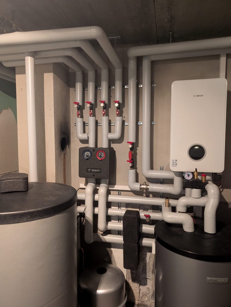 Wärmepumpe Inneineinheit mit 120l-Puffer und Warmwasserspeicher 1