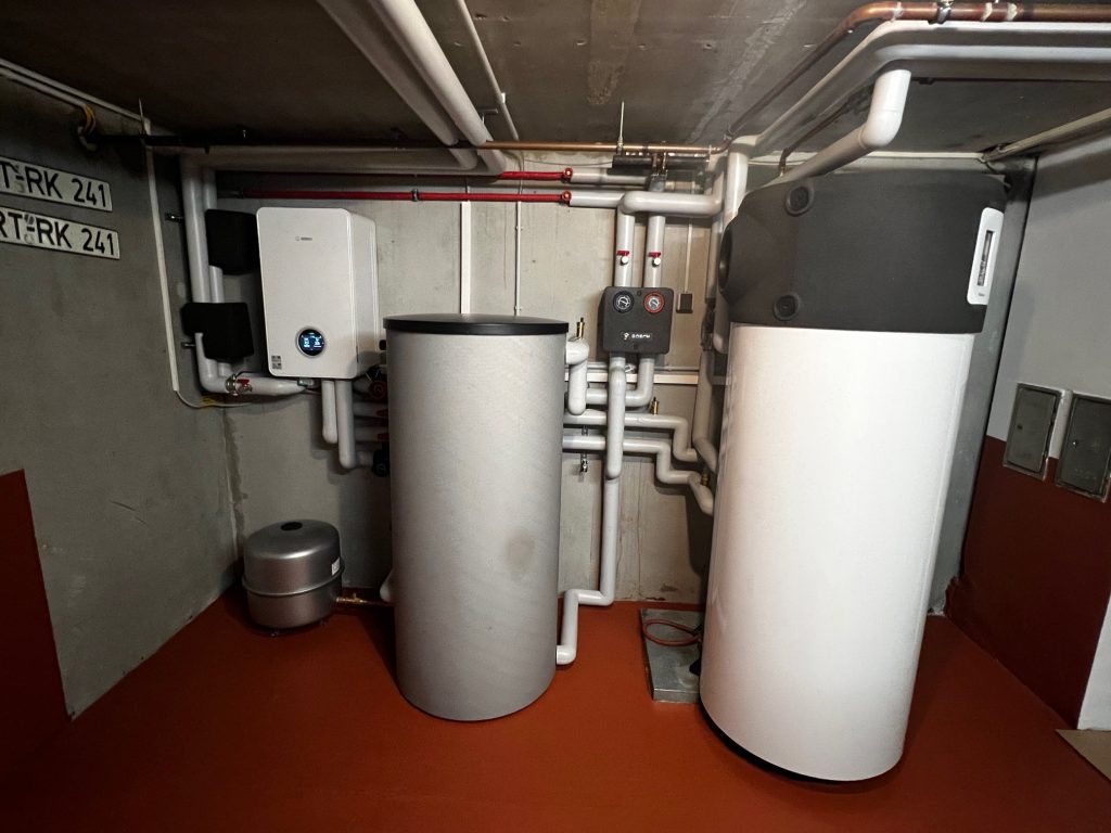 Inneneinheit mit Pufferspeicher und Brauchwasser-Wärmepumpe