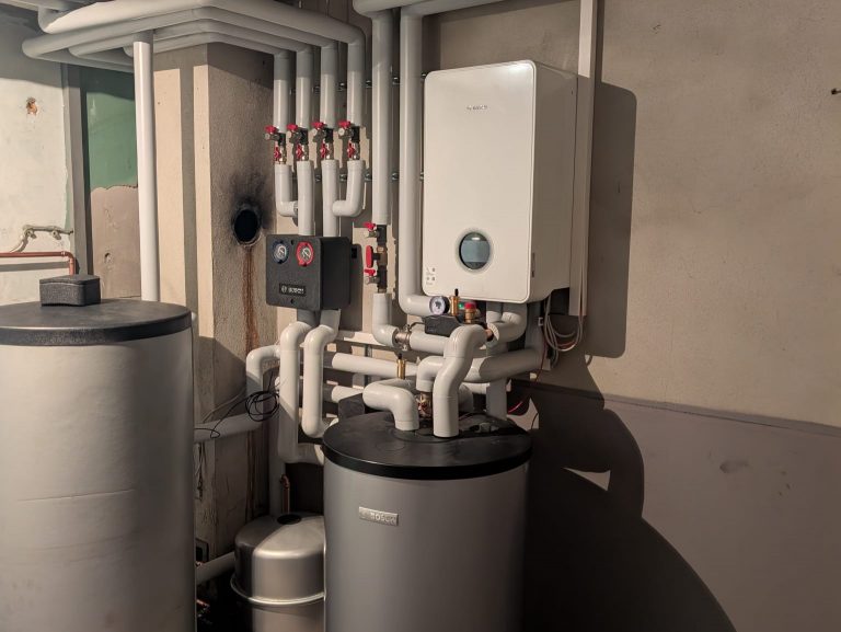 Wärmepumpe Inneineinheit mit 120l-Puffer und Warmwasserspeicher 2